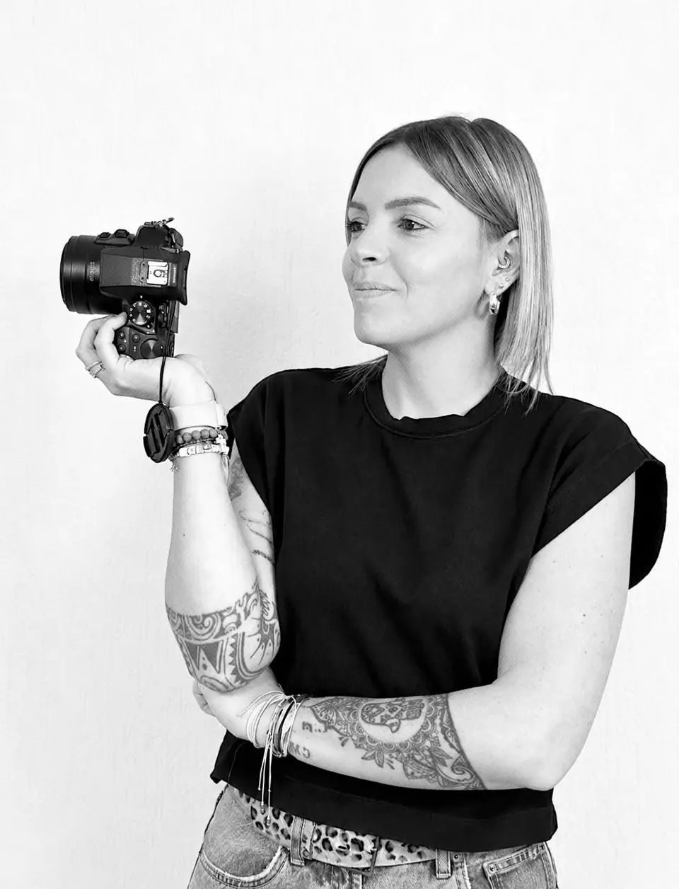 Gaëlle Hamoum, en noir et blanc, un appareil photo à la main